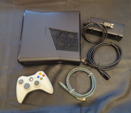Xbox 360 S Slim Black Console Model 1439 - 500GB  - Afbeelding 1 van 7