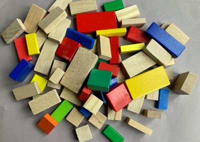 63 Holzbauklötze Spielzeug Holz Klötze Natur & Farbe Konvolut flach schmal dünn
