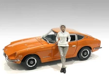 "CAR MEET 2" FIGURINE I FOR 1/24 SCALE MODELS BY AMERICAN DIORAMA 76389