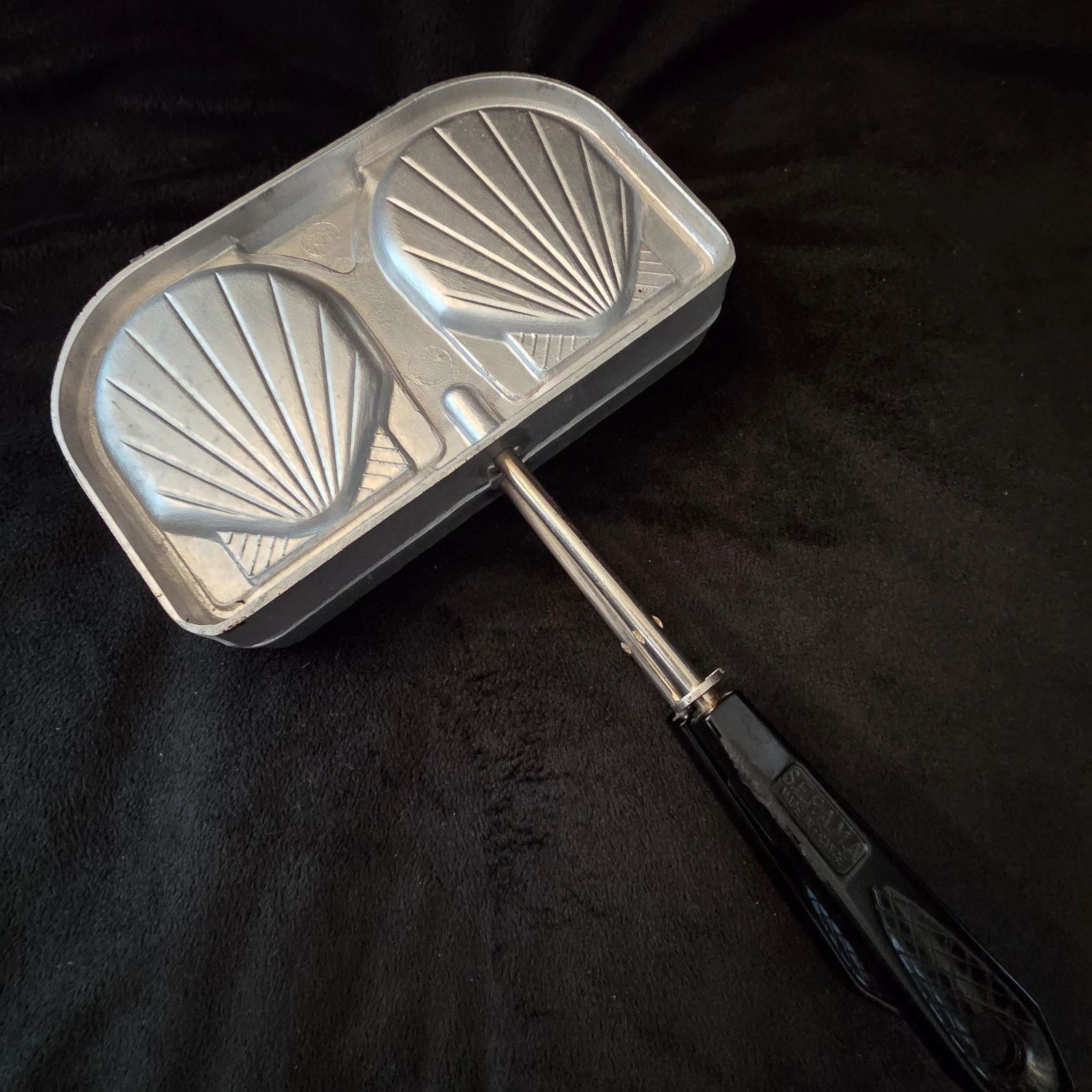 SEFAMA Sea Shell Sandwich Cookie Waffle Iron Press Stovetop Mold French Aluminum
Opens in a new wind