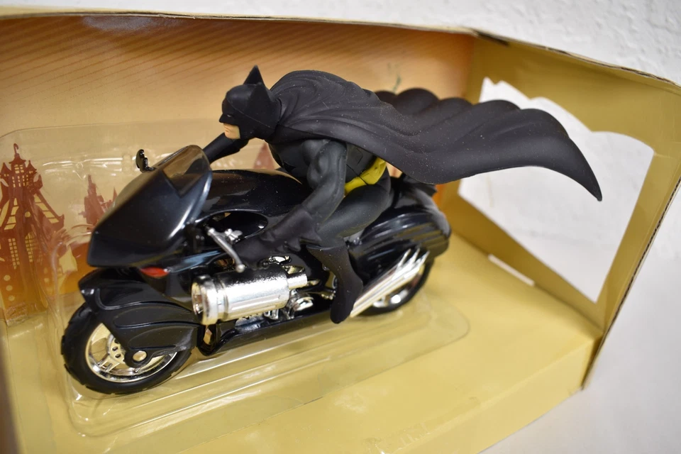 2005 Corgi Classics Batman 2000 Batcycle 1:16 Scale BLACK - Image 3 of 4