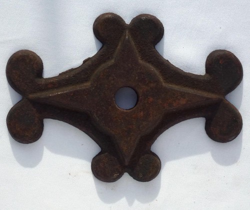 Late 1800's Decorative cast iron architectural tie-in fleur de lis. - Picture 1 of 4