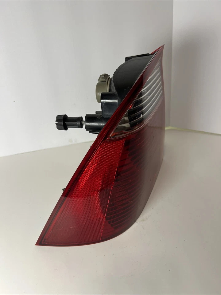 Luz trasera izquierda Ford Focus 2005 2006 2007 sedán fabricante original Foto 3 de 4