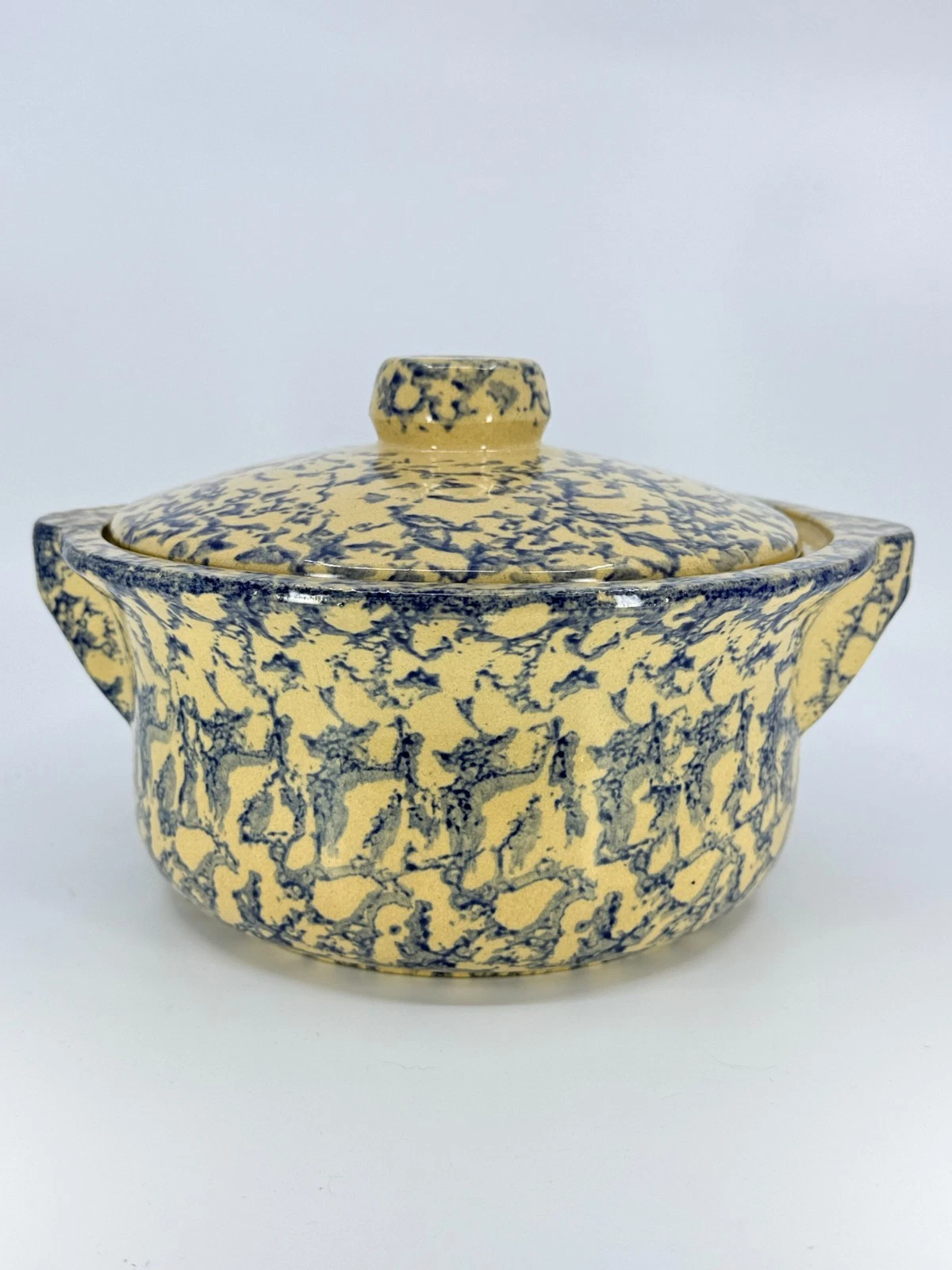 Vtg Robinson Ransbottom Pottery Co. RRP Co 2Qt casserole dish w/ lid spongeware