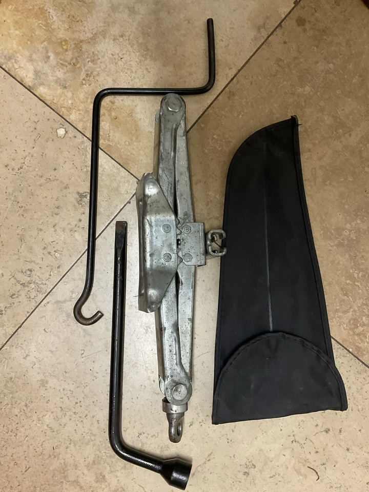 Juego de gatos de neumáticos Toyota Corolla 1988-1989-1990-1991-1992 con herramientas OEM Foto 2 de 4