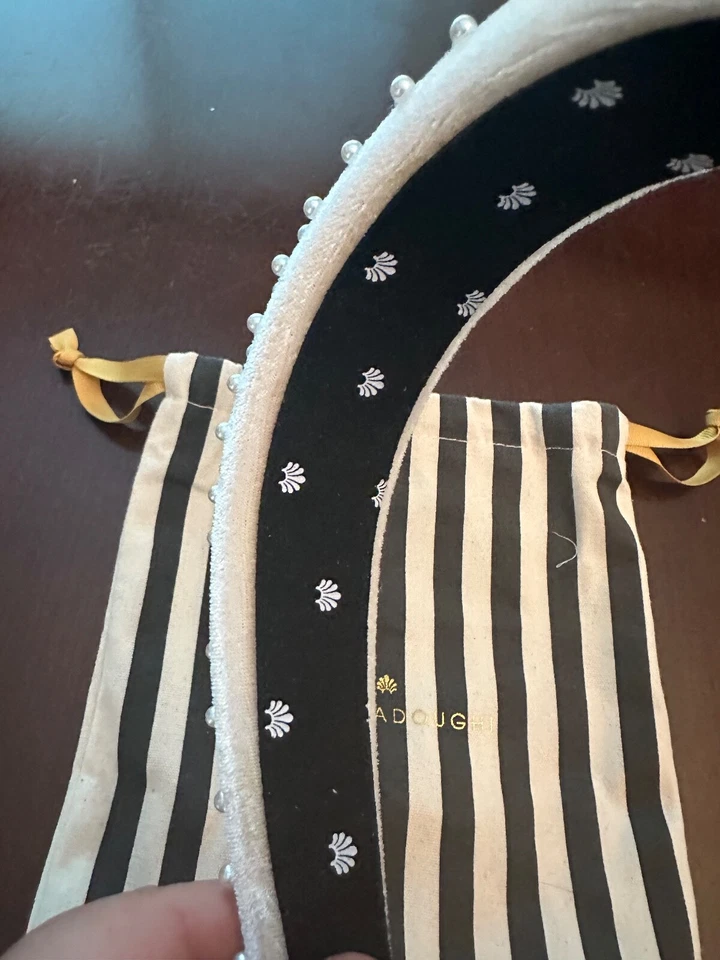 Faixa de cabeça Lele Sadoughi White Pearl Velvet Alice (nova, esgotada) - Imagem 3 de 4