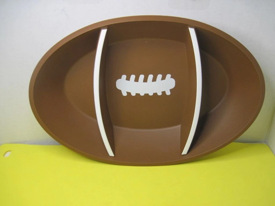 Plato de aperitivo dividido de plástico marrón reutilizable en forma de fútbol Foto 2 de 4