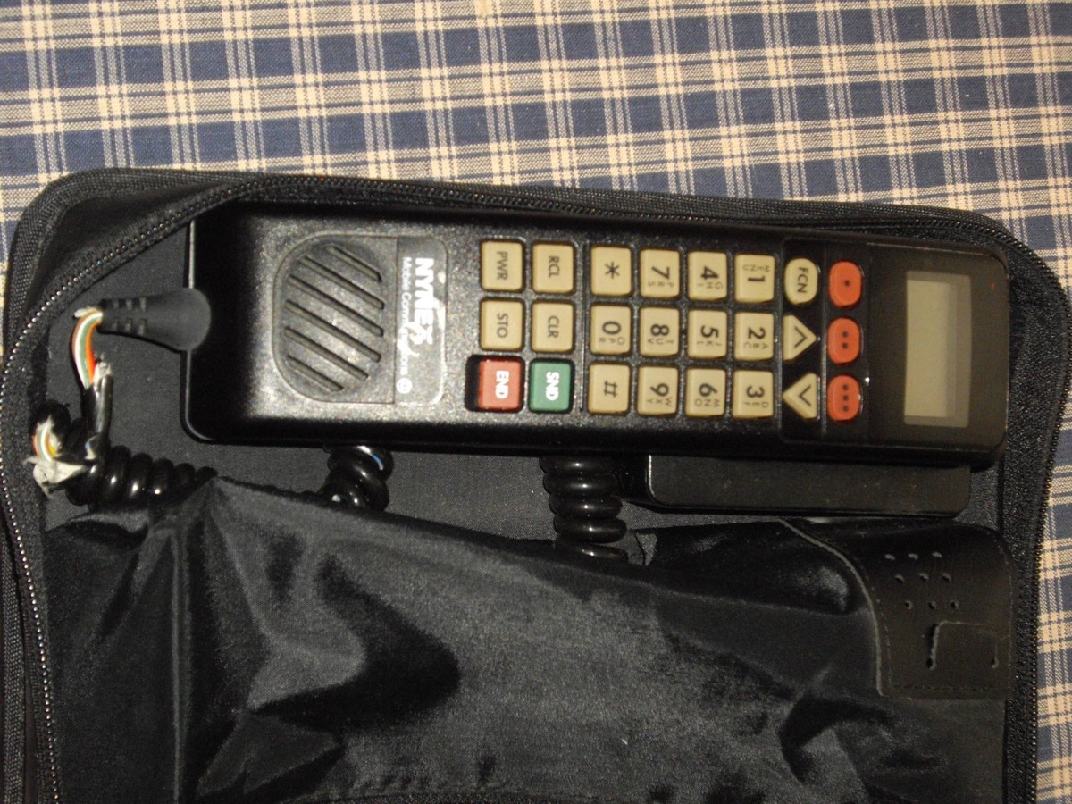 Vintage 1993 Motorola NYNEX Cell Phone in Case Type SCN2462A