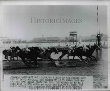 1960 Press Photo Joe Renick on Mislead wins second race at Jamaica Racetrack