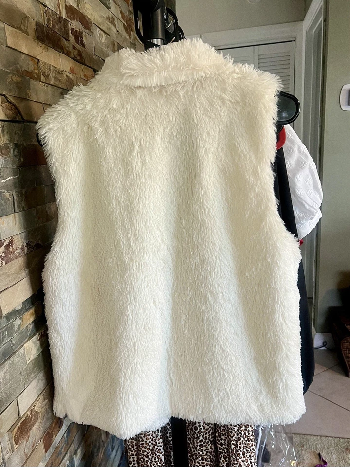 Betsey Johnson Womens White Faux Fur Sleeveless Fuzzy Open Front Vest Size M Y2K - Image 2 of 3
