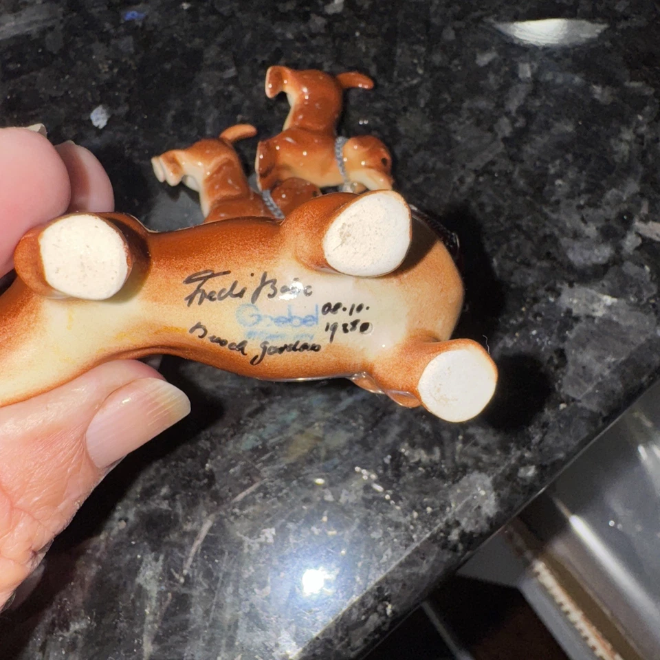 Goebel Dachshunds With Puppies On Leash - Image 4 of 4