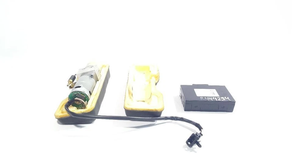 Bomba de puerta levadiza con módulo PN: 7L5827449 OEM 2009 Porsche Cayenne Foto 3 de 4