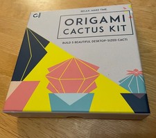 Neu im Karton. Origami Kaktus Bausatz - Baue 5 Kakteen in Tischgröße.