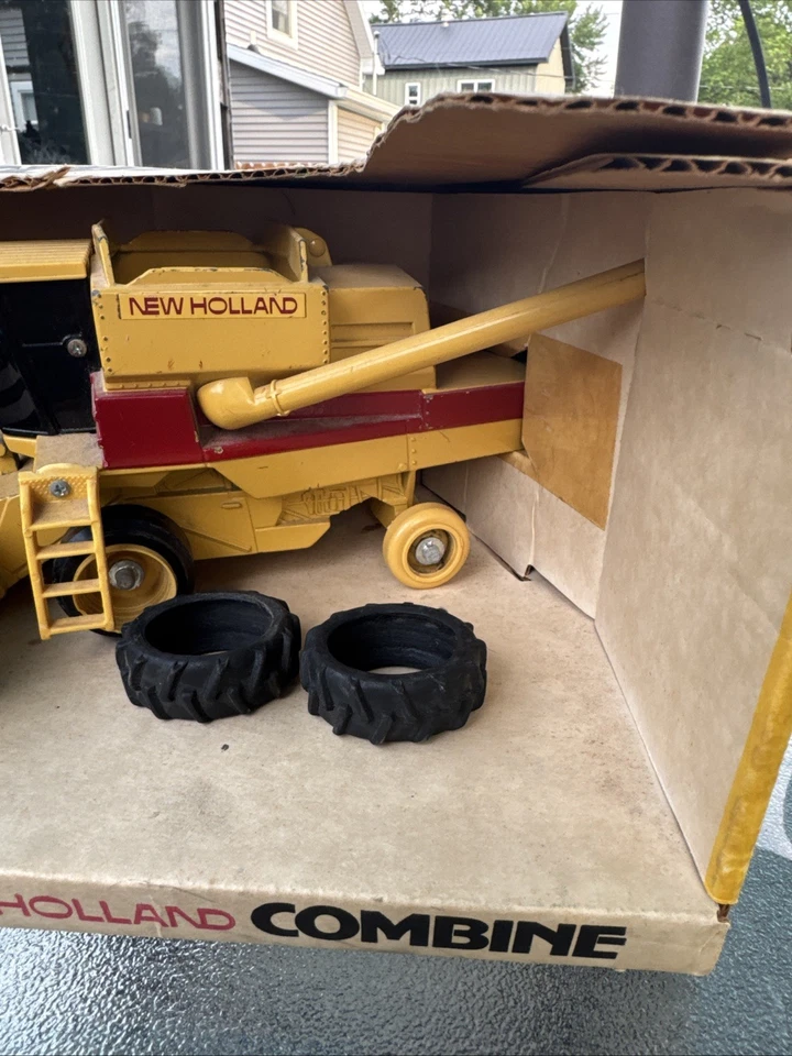 1/32 NEW HOLLAND COMBINE w/BOTH HEADS NIB - Image 4 of 4