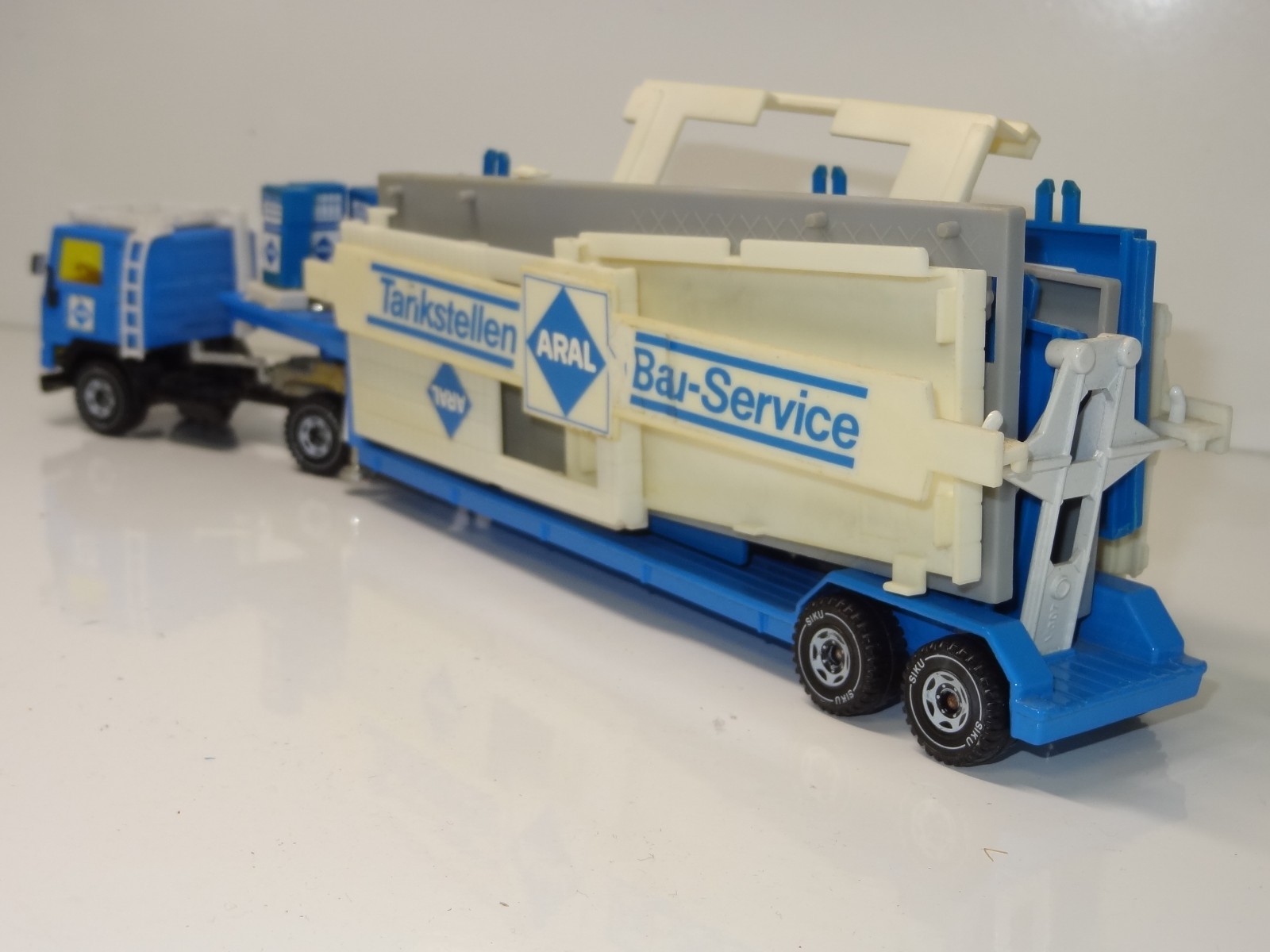 Siku V307 / 2232 HENSCHEL VOLVO LOW LOADER WITH ARAL GARAGE -  (412)
