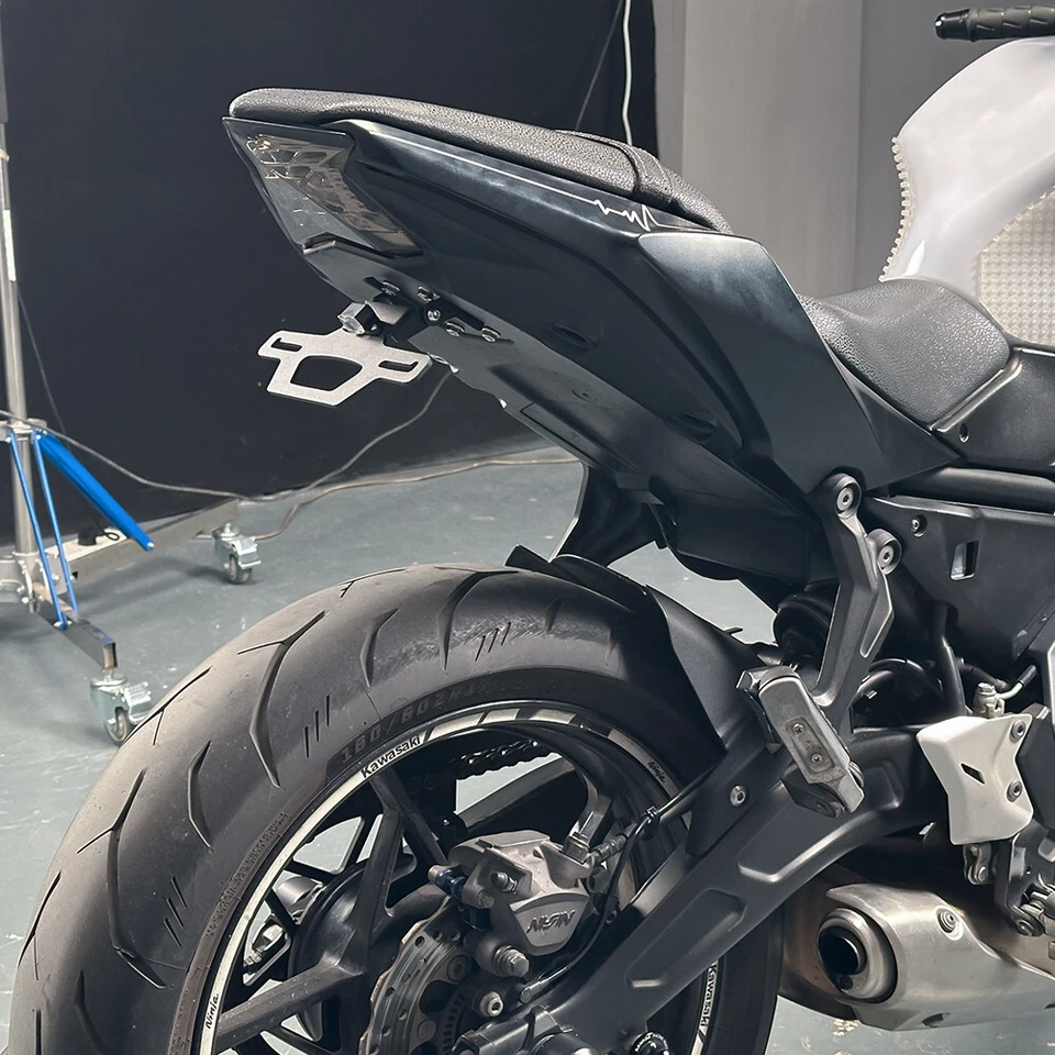 Soporte de matrícula plegable eliminador de guardabarros para KAWASAKI Ninja 650 2017-2025 Foto 2 de 4