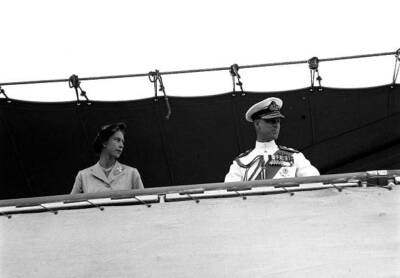 Queen Elizabeth Ii And Husband On Royal Liner Gothic 1954 OLD PHOTO