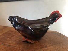 CURIEUSE POULE EN CÉRAMIQUE, MARQUE A IDENTIFIER