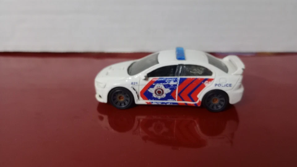 Matchbox 2019 "paquete de 9 exclusivos" Mitsubishi Lancer Evolution X Police blanco Foto 2 de 4