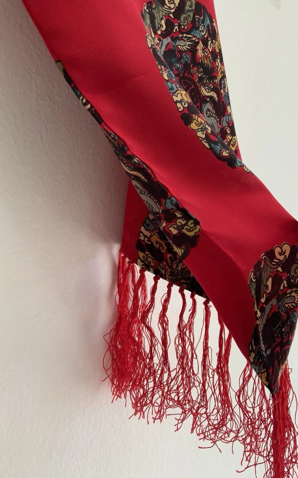 Una bufanda de seda roja vintage sin marca con motivo de dragón y borlas 46"/10" EX CON Foto 4 de 4