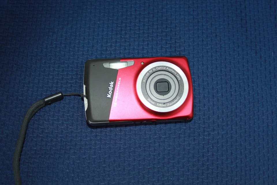 Kodak EASYSHARE M530 12mp Digital Camera - Red with battery, charger & manual. - Image 3 of 3