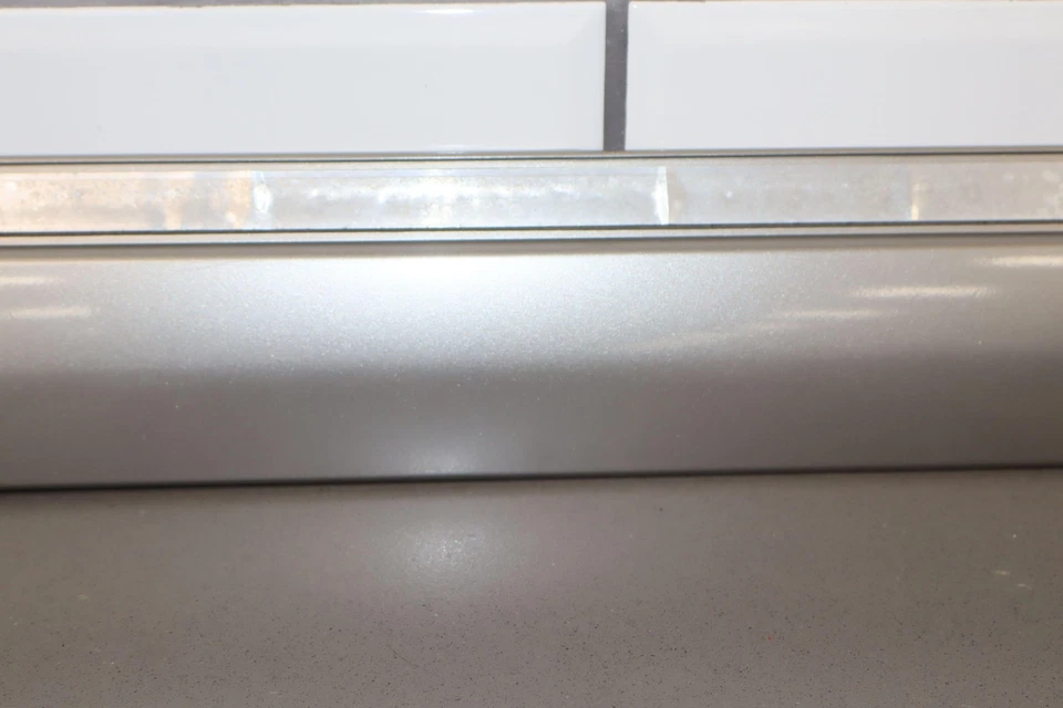 Moldura puerta delantera derecha Chevy Suburban GMT800 00-06 (estaño metálico 11U) Foto 4 de 4