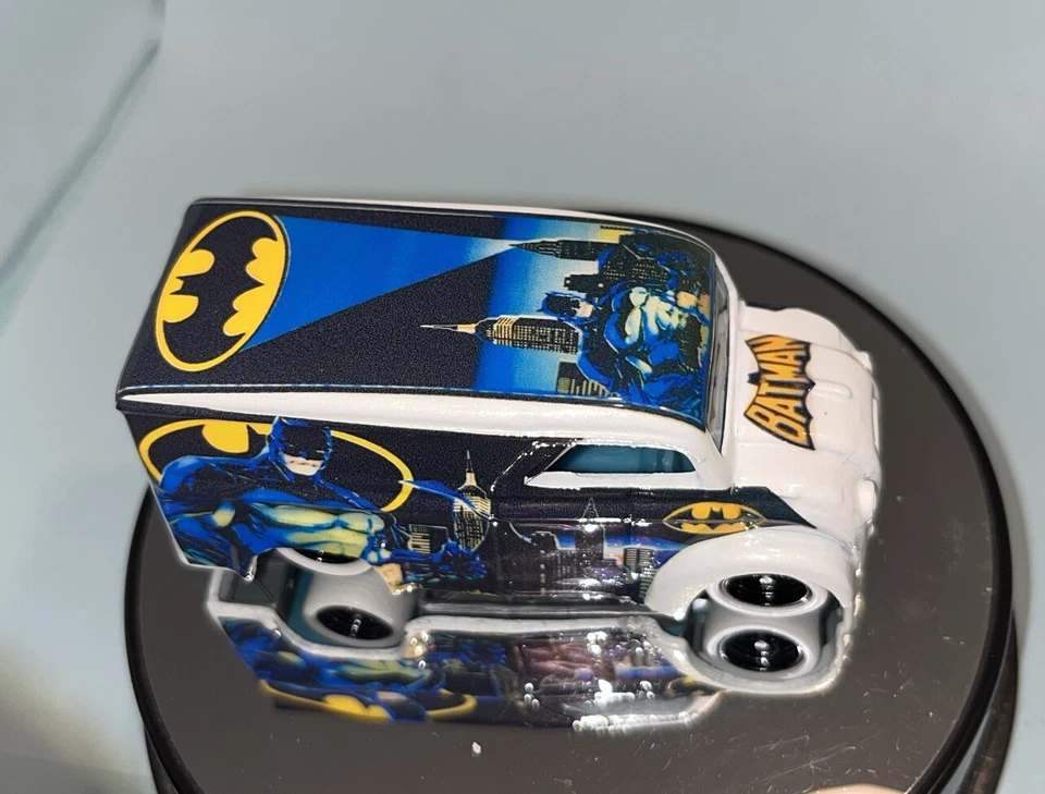 Hot Wheels Dairy Delivery, Batman The Dark Knight, It’s A Custom Real Riders Foto 2 de 4