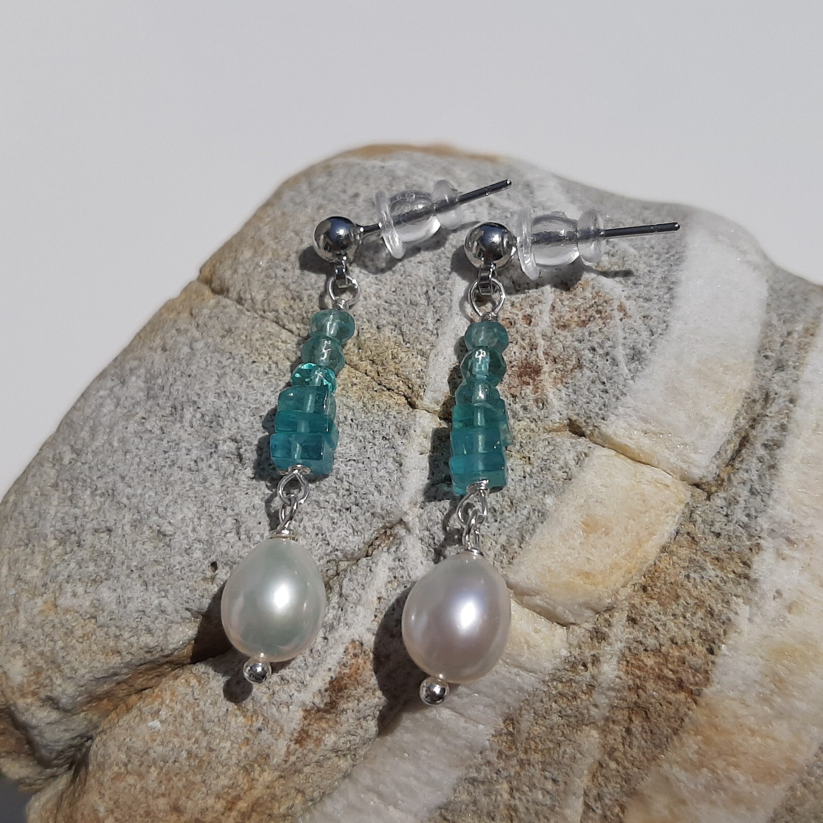 Boucles d'oreilles perles de culture et apatite bleue en argent 925 de prestige