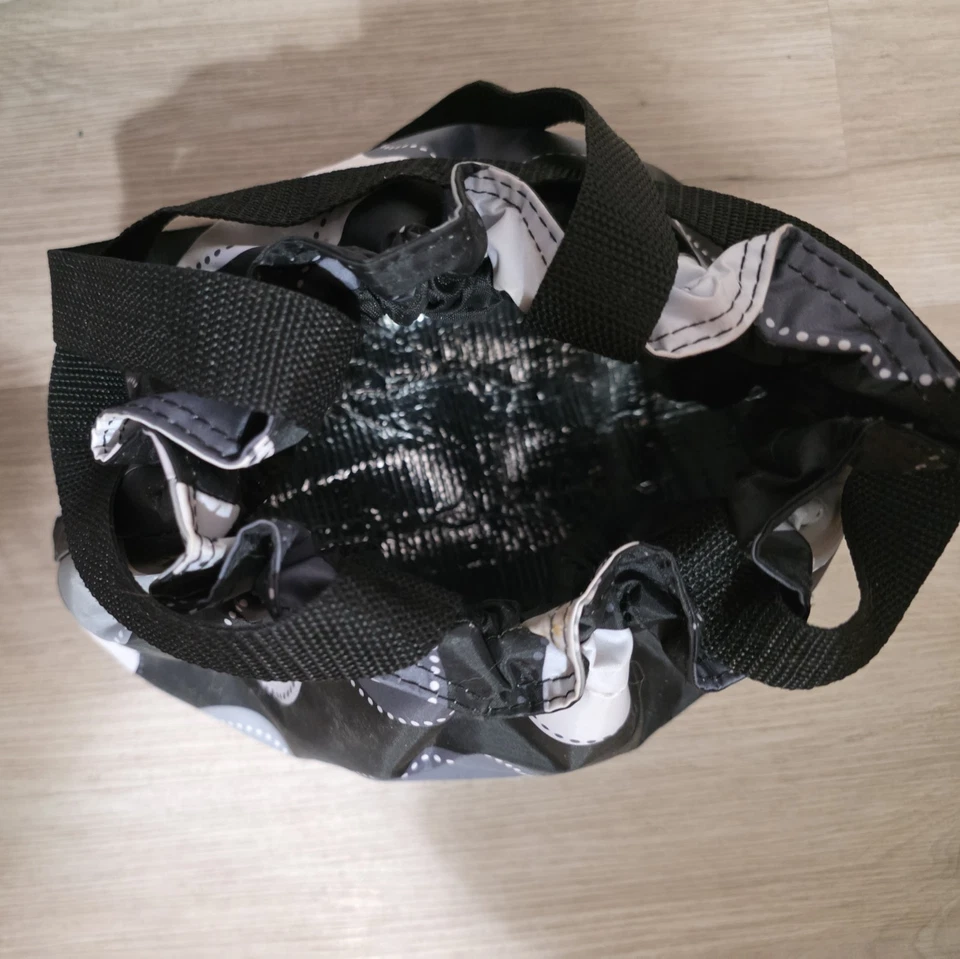 Bolsa de almuerzo Thirty One con aislamiento térmico Cinch It Up puntos grandes floral negro rosa Foto 3 de 4