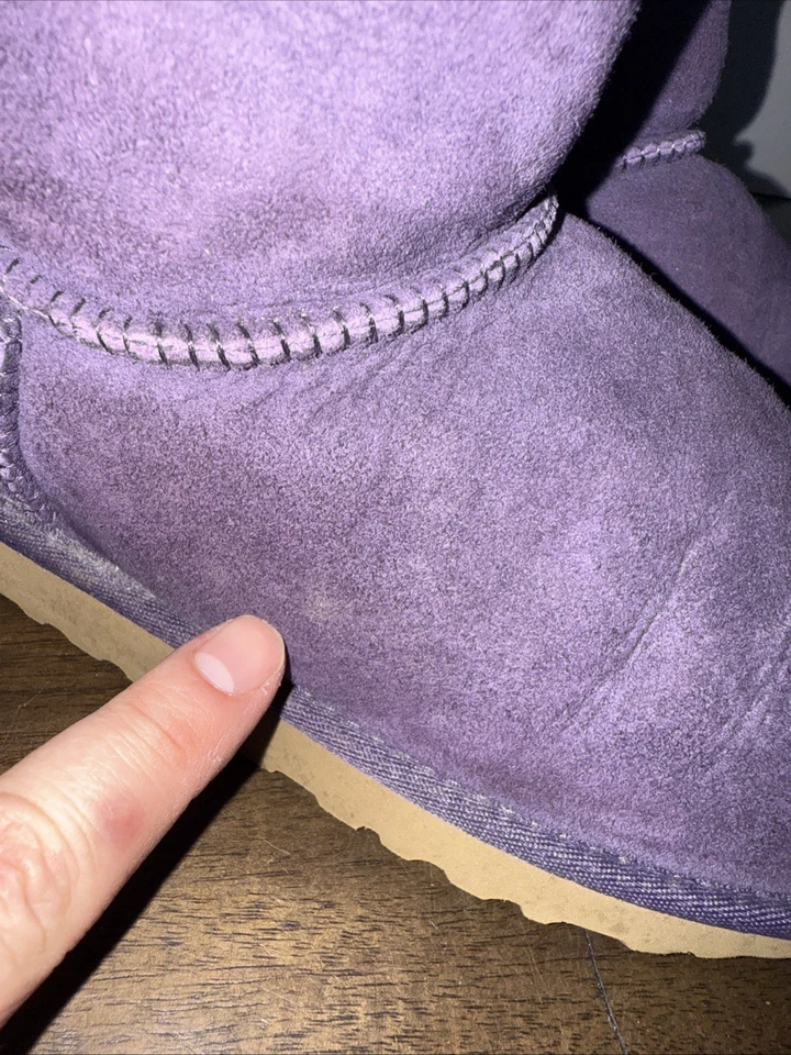 BOTAS FEMININAS UGG AUSTRALIA 8" BAILEY BOW II PELE DE CARNEIRO ROXA Tamanho 6 3280Y - Imagem 3 de 4