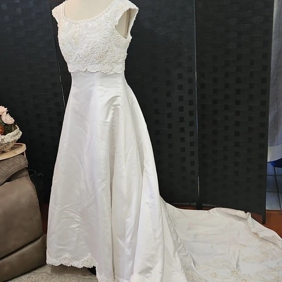 Vestido de novia Alfred Angelo blanco satinado con cuentas talla mediana Foto 2 de 4