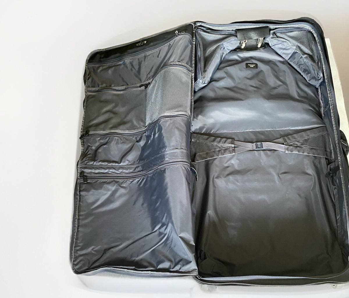 Briggs & Riley Baseline Large Deluxe Wheeled Garment Bag Style U76