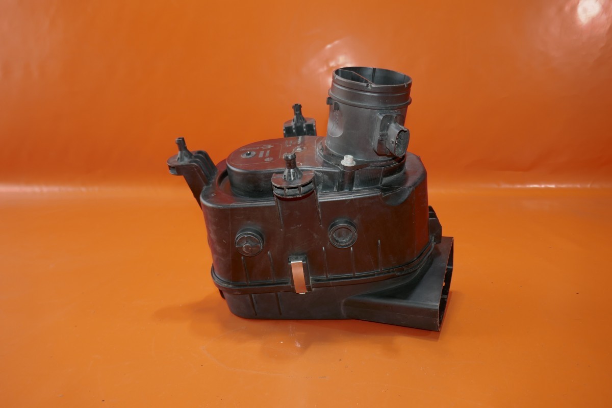 Maserati Ghibli 2014-2019 Left Air box top P/N 670101257
