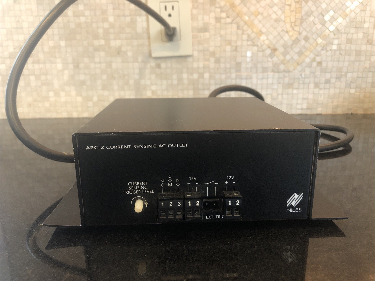 Niles Audio APC-2 Current-Sensing Outlet Switcher perfect working condition