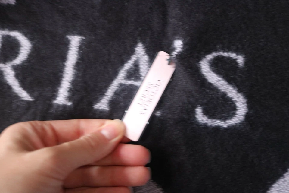 Manta negra para mujer Victoria’s Secret borde con flecos en el corazón talla única Foto 4 de 4