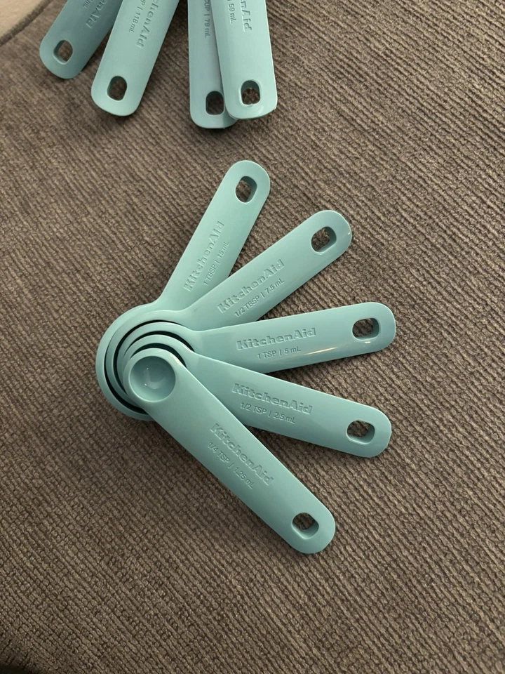 Juego de 9 tazas y cucharas medidoras Kitchen Aid verde azulado, asas de agarre suave Foto 4 de 4