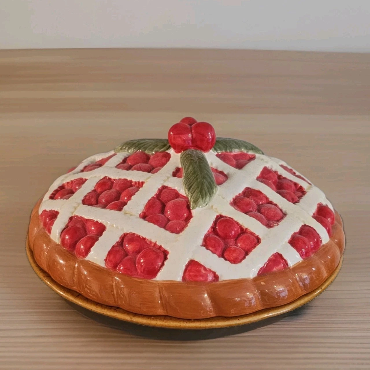 Vtg. CHERRY PIE KEEPER DISH 11" Ceramic Glazed Lattice Crust Cherry Clusters
Opens in a new window o