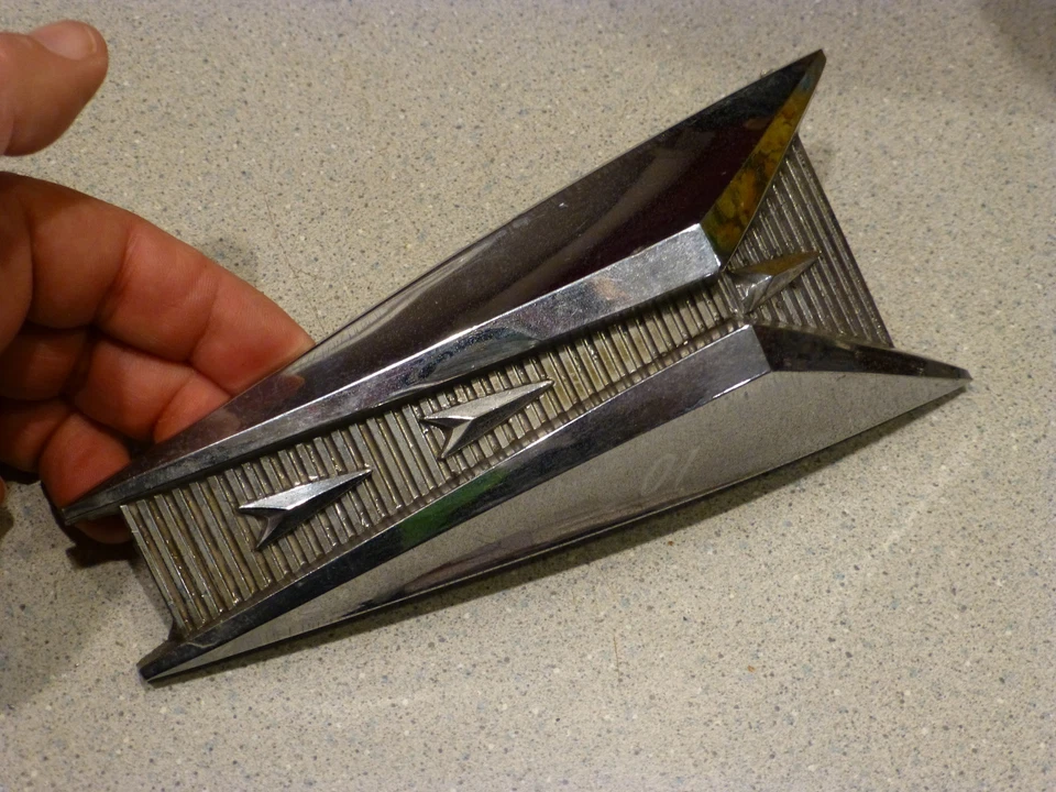 Dodge Seneca Pioneer 1960 capó de dardos rejilla emblema insignia adorno 1903477 Foto 3 de 4