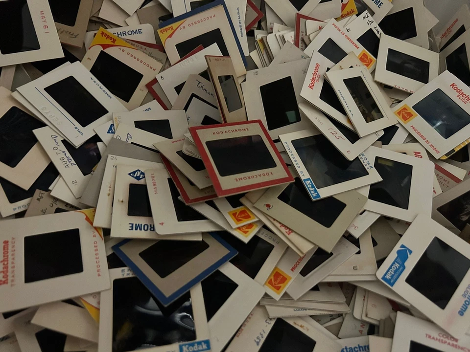Lote de 200 diapositivas aleatorias de 35 mm años 60 70 80 Kodachrome mezcla artesanía diario basura Foto 2 de 3