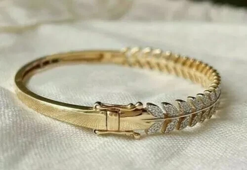 Brazalete Brazalete Hoja Diamante Creado en Laboratorio Redondo Para Mujer Chapado en Oro Amarillo 14K Foto 2 de 4
