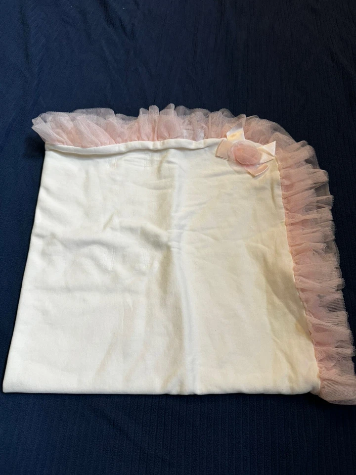 Manta de regalo para niña baby shower rosa adorno de encaje rosa primeras impresiones Macys 2017 Foto 4 de 4