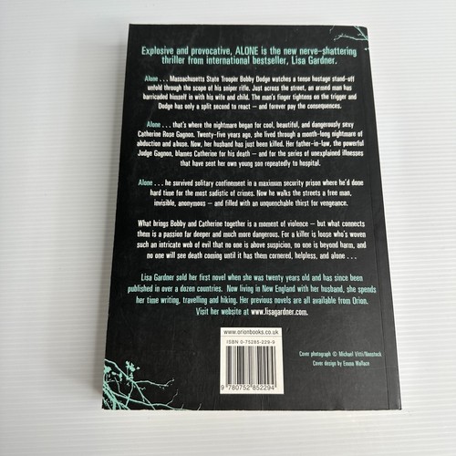 Alone by Lisa Gardner - Crime Thriller Mystery - Large Paperback Book Fiction - Picture 2 of 6