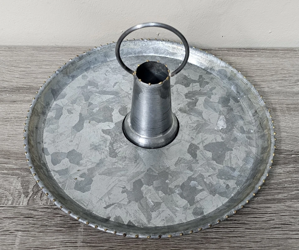 Bandeja para botellas de zinc con borde de latón con cuentas y mango hecha en India Foto 2 de 4