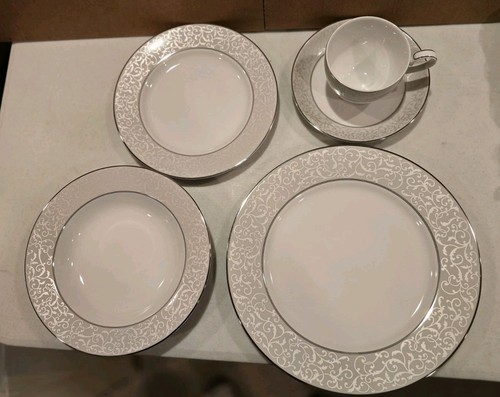 Mikasa - L3438. Parchment Place Setting(s). 5 Piece. Preowned - Picture 2 of 6