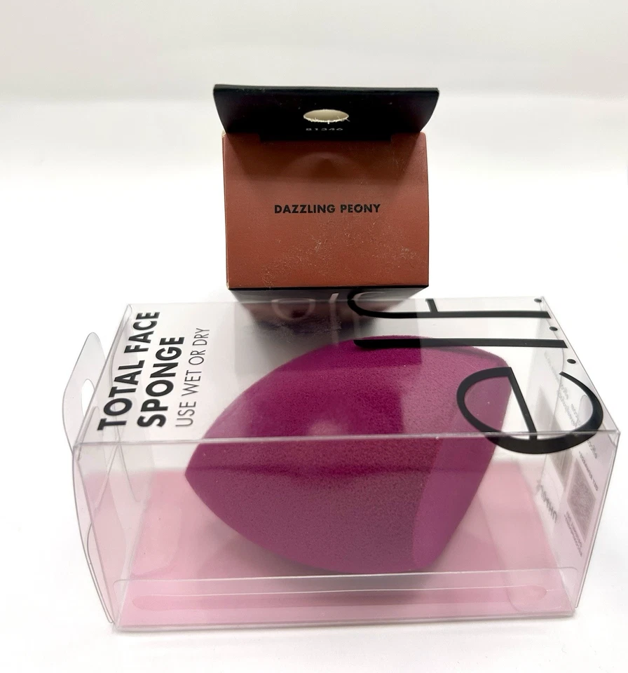 e.l.f. Peonía deslumbrante monocromática multi barra para ojos, labios y mejillas y esponja Foto 4 de 4