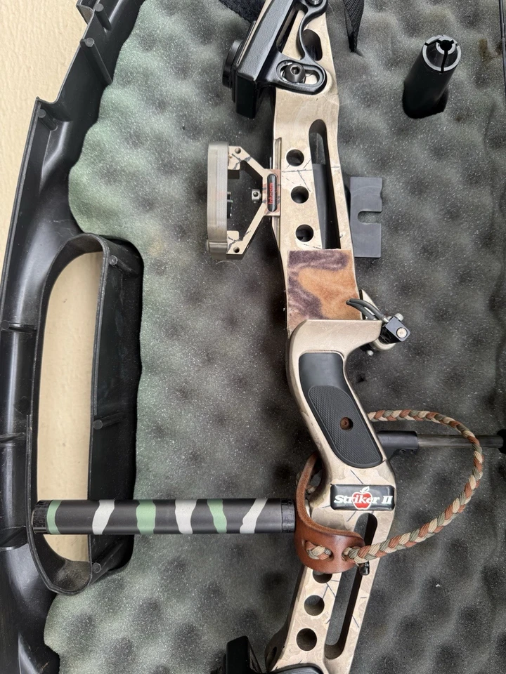 Hoyt Striker Compound Bow Right Hand - Image 3 of 4