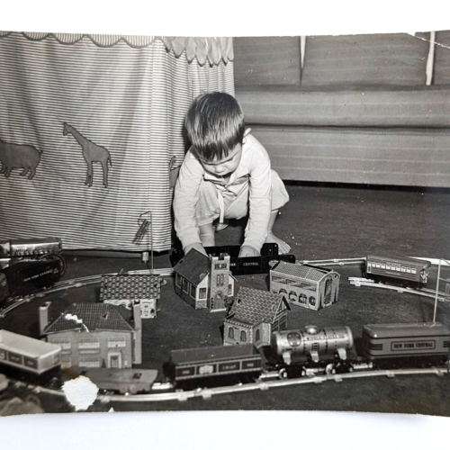 Istantanea foto ragazzo che gioca con giocattolo set treno ferroviario mattina di Natale 1942 - Foto 1 di 8