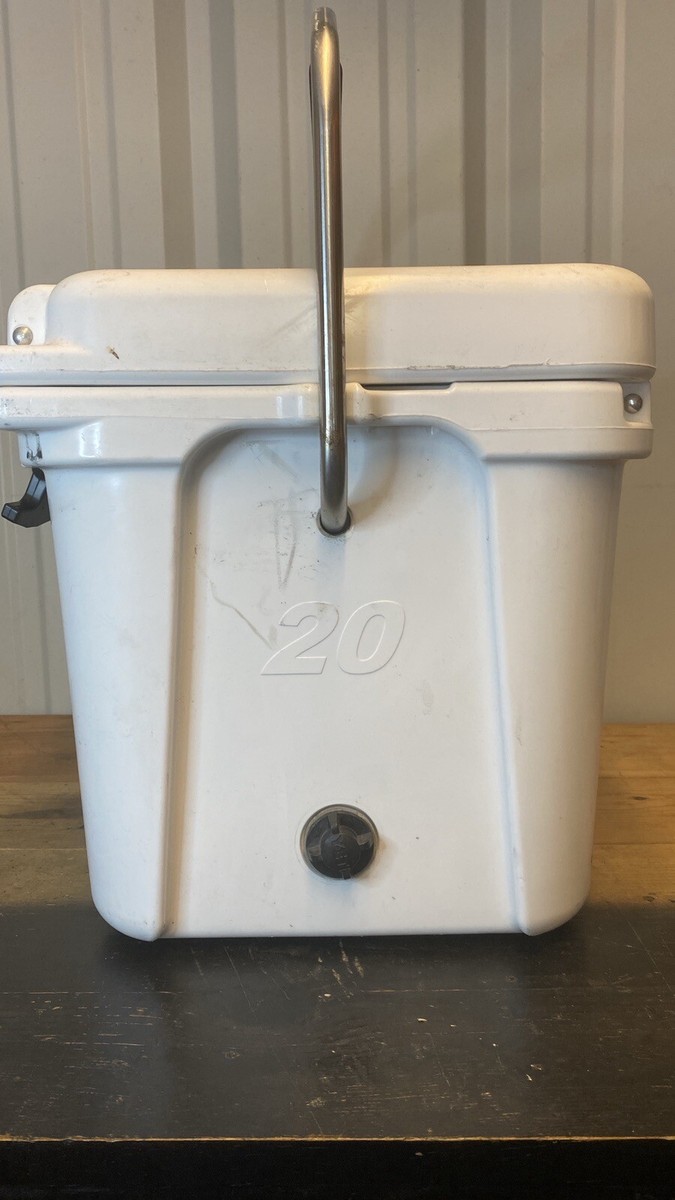 Snow Peak - 廃盤品　希少！　YETI　ROADIE  20 YETI Roadie 20 Hard Cooler - White with Handle