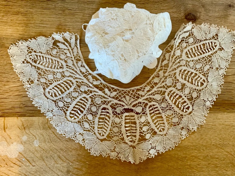Antique textile lot including one Lace collar and one lace bowl cover