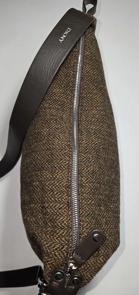 Bolso Bandolera DKNY Lana Espiga Media Luna con Correa de Cuero Herrajes Plateados Foto 3 de 4